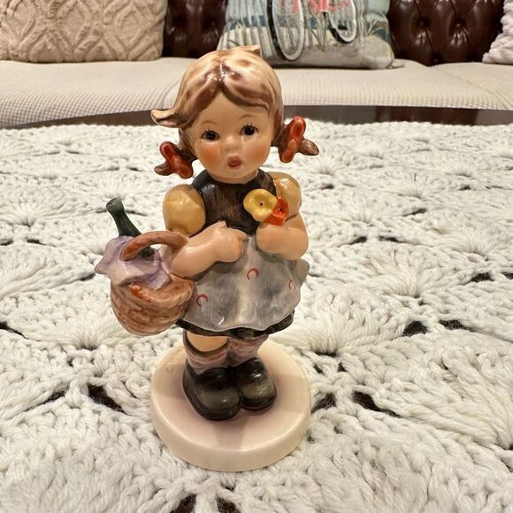 HUMMEL Goebel “Little‎ Visitor” Exclusive Collection Trademark 7 1994 VINTAGE - Picture 1 of 7